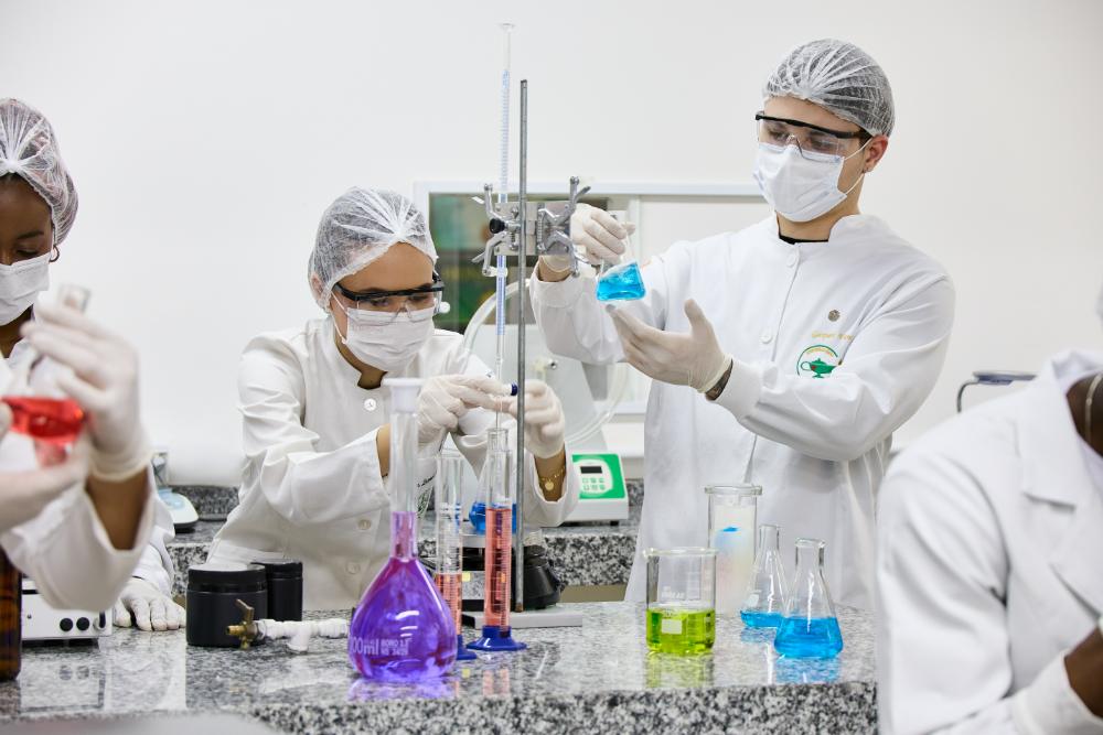 Estudantes em aula prática no laboratório de Farmácia